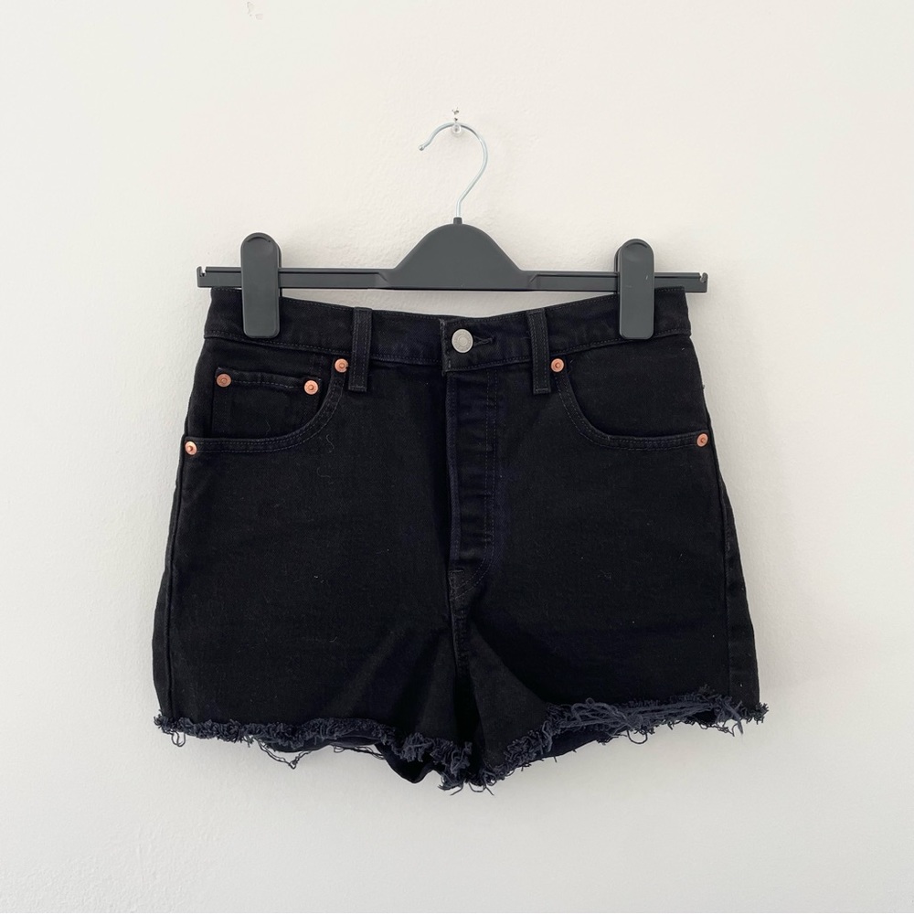 levi’s ribcage jean shorts in black